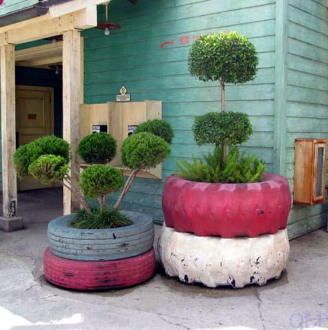 http://cdn.homedit.com/wp-content/uploads/2012/04/diy-outdoor-planters-of-recycled-tires-1.jpg