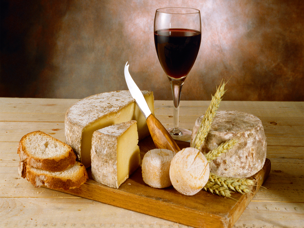 http://brentwoodtwinningmontbazon.files.wordpress.com/2012/01/red_wine_and_cheese_wallpaper__yvt2.jpg