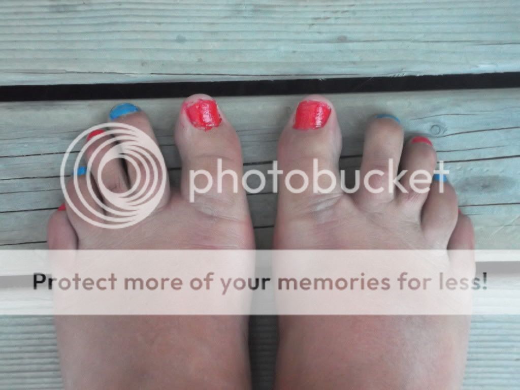 http://i1143.photobucket.com/albums/n627/thedogcody/feet/2011_08290279.jpg