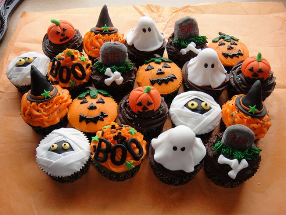 http://images6.fanpop.com/image/photos/36000000/Halloween-Cupcakes-halloween-with-honeytail-36078789-560-420.jpg