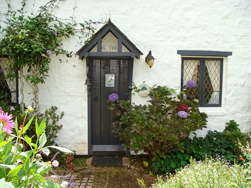 http://hookedonhouses.net/wp-content/uploads/2010/01/Fig-Tree-Cottage-front-door-512x384.jpg