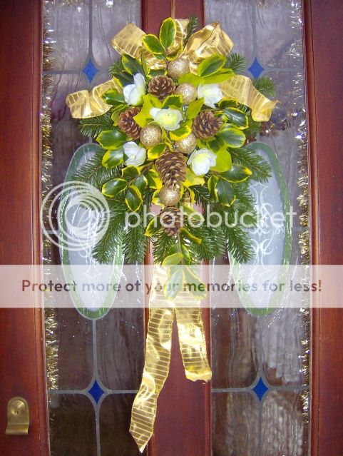 http://i1131.photobucket.com/albums/m551/lilylouise1/christmasdoorhanging003.jpg