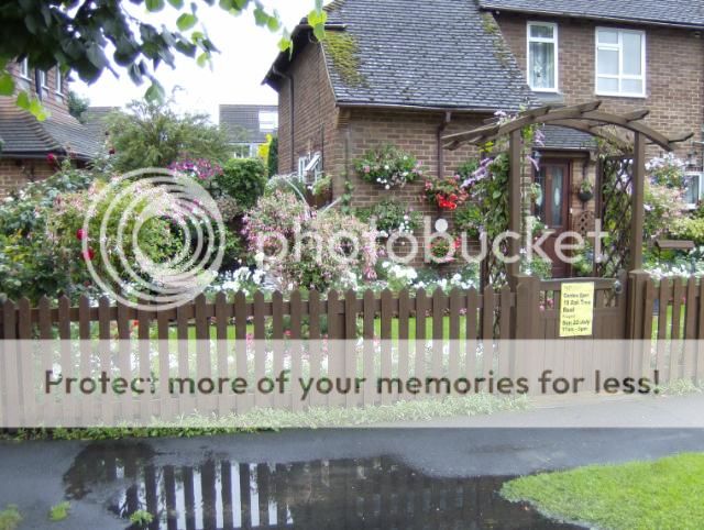 http://i1131.photobucket.com/albums/m551/lilylouise1/frontgarden002-3.jpg