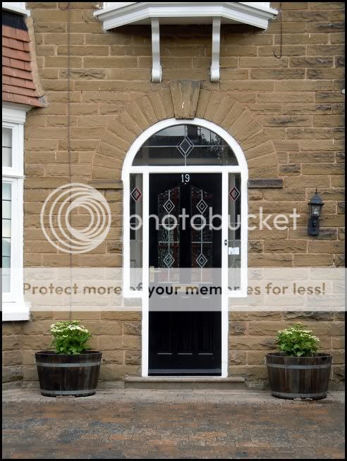http://i232.photobucket.com/albums/ee192/thebear843/Garden/FrontPlanter12.jpg