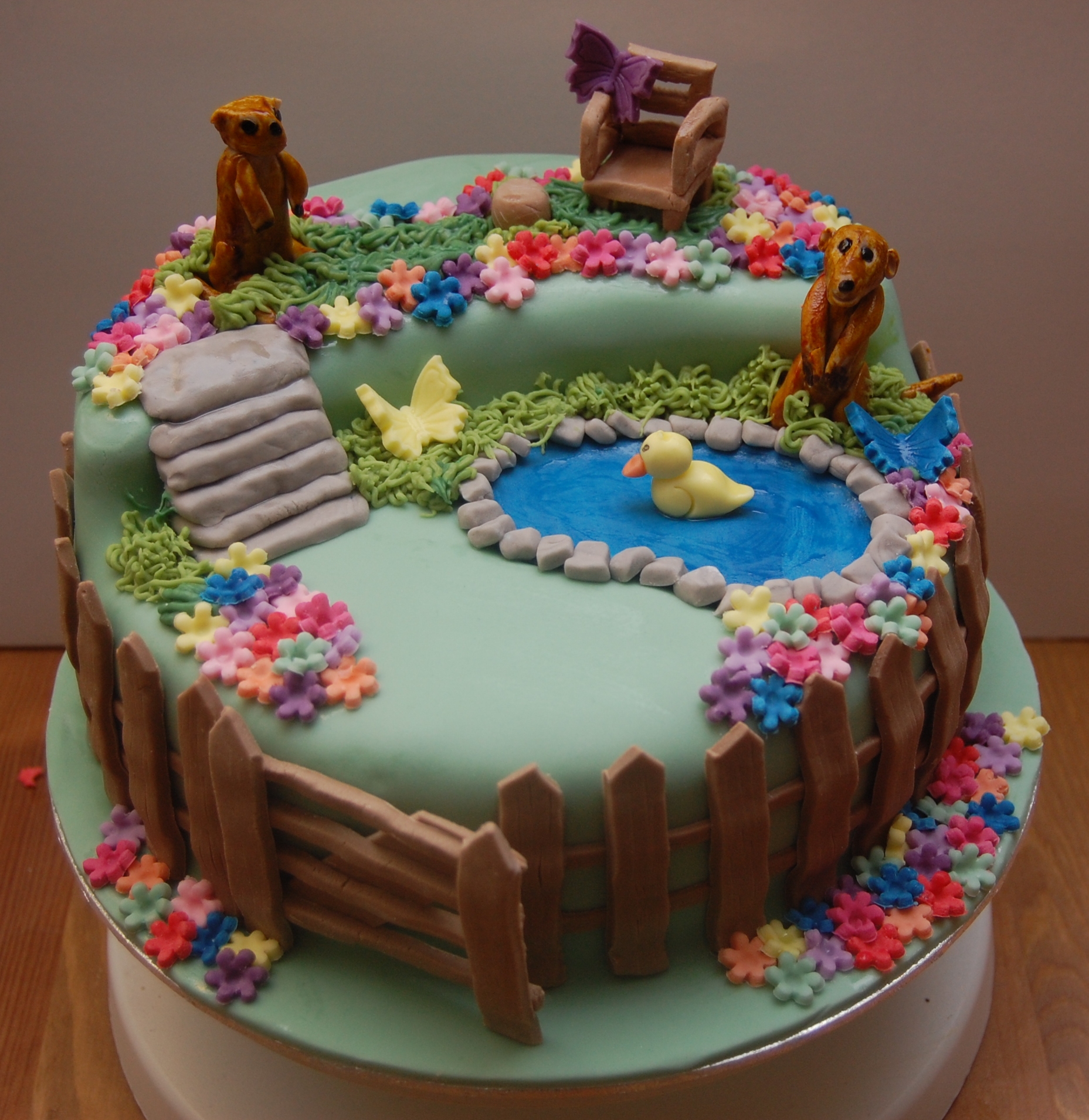 https://hoursoffun.files.wordpress.com/2012/03/meerkat-garden-cake.jpg