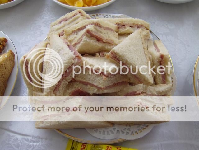 http://i1131.photobucket.com/albums/m551/lilylouise1/Teaparty008.jpg