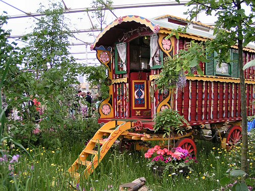 http://www.spacefornature.co.uk/Galleries/Places/Chelsea2004/woodcutters-garden-caravan-040525.jpg