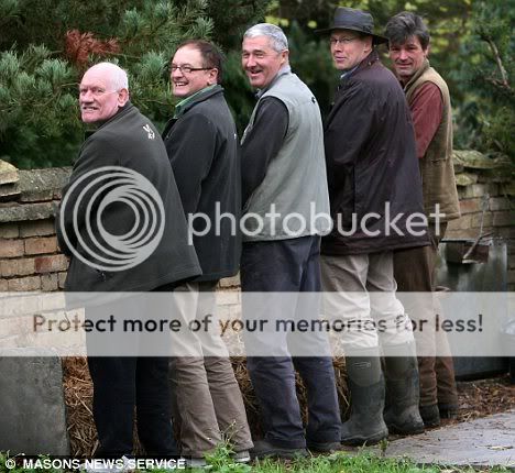 http://i27.photobucket.com/albums/c186/DavidKnapper/weeing.jpg
