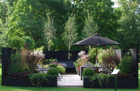 I augusti frra ret skapade jag en idtrdgrd till Den stora trdgrdsfesten p Sofiero Slott Det var fantastiskt roligt S roligt att nr John Taylor frgade om jag ville stlla upp p Malm Garden Show s kunde jag inte tacka nej Denna gngen samarbetar jag med de duktiga