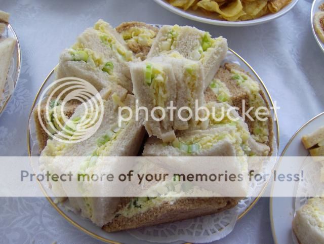 http://i1131.photobucket.com/albums/m551/lilylouise1/Teaparty007.jpg