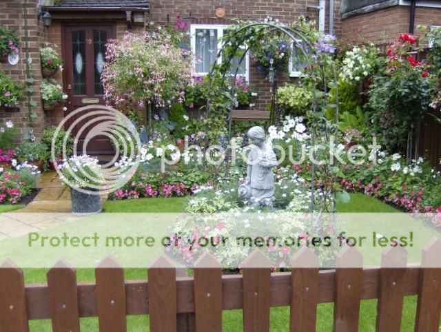 http://i1131.photobucket.com/albums/m551/lilylouise1/frontgarden010.jpg
