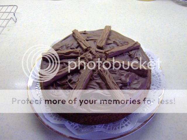 http://i1131.photobucket.com/albums/m551/lilylouise1/jubileeparty004.jpg