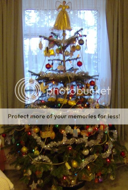 http://i1131.photobucket.com/albums/m551/lilylouise1/xmastree004.jpg